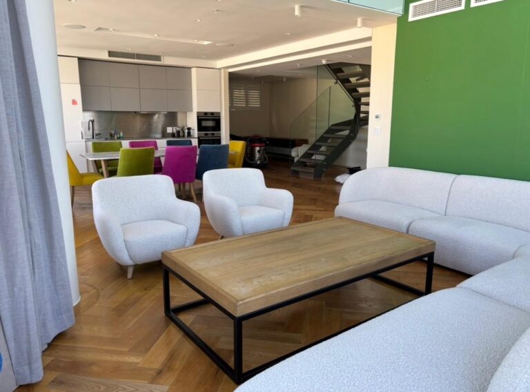 Reza Designs 117 on Strand